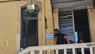 Χανιά: Στη φυλακή ο 56χρονος για τις πολλαπλές μαχαιριές στη σύντροφό του - Τι υποστήριξε