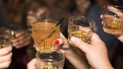 Ανήλικοι εντοπίστηκαν μεθυσμένοι σε παγκάκι – Χειροπέδες στους γονείς τους