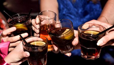 Ανήλικοι καταρρέουν από το αλκοόλ παρά τις απαγορεύσεις-Σοβαρά περιστατικά μέθης στην Κρήτη κι άλλες περιοχές στη χώρα