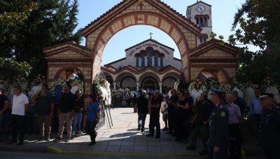 Αποχαιρετούν τον Απόστολο Βεσυρόπουλο: Τυλιγμένο με την ελληνική σημαία το φέρετρό του
