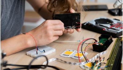 Ηλεκτρικές Σπίθες Δημιουργίας: Τι νέο φέρνει το 2025 στους ερασιτέχνες και στους επαγγελματίες ηλεκτρολόγους