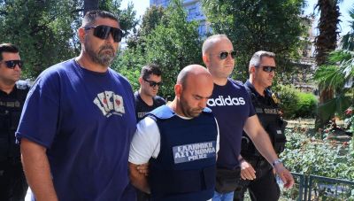 Βόλος: Με αλεξίσφαιρο γιλέκο και αμίλητος στον εισαγγελέα ο συζυγοκτόνος