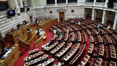 Στην Ολομέλεια το ν/σ για το Δημόσιο – Τροπολογία ΣΥΡΙΖΑ για την επαναφορά του 13ου και 14ου μισθού