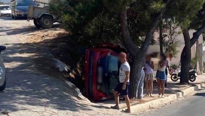Κρήτη: Σοκαριστικό τροχαίο – Αυτοκίνητο τούμπαρε και σφήνωσε σε δέντρο