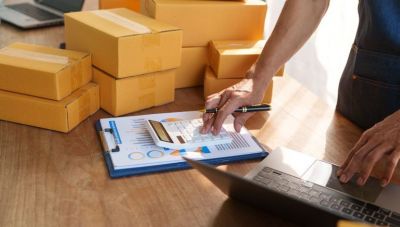 Βρετανία: Καλπάζουν τα «μικρά δέματα» από την Κίνα – Shein και Temu «πνίγουν» το λιανεμπόριο