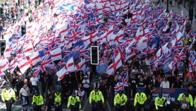 Βρετανία: Συγκρούσεις κατά την διάρκεια διαδηλώσεων κατά των μεταναστών στο Μάντσεστερ και το Λονδίνο