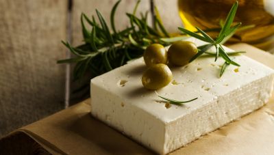 Φέτα: Τα διαπραγματευτικά χαρτιά στο παζάρι των εξαιρέσεων από τους δασμούς Τραμπ