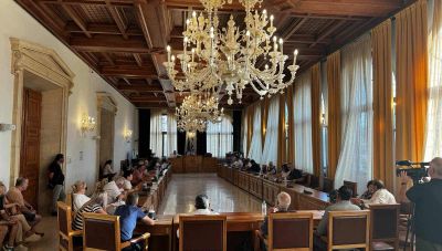 Ηράκλειο: Εν μέσω αντιδράσεων τέθηκε το ζήτημα των θέσεων στάθμευσης για ταξί και λεωφορεία - Τι συζητήθηκε