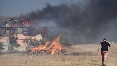 Φωτιά στην Κερατέα: Νεκρός ένας ηλικιωμένος - Καίγονται σπίτια και στην Παλαιά Φώκαια (φωτο+βίντεο)