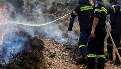Ηράκλειο: Πυροσβεστικές δυνάμεις παραμένουν στον Αγιο Θωμά μετά το ξέσπασμα της φωτιάς