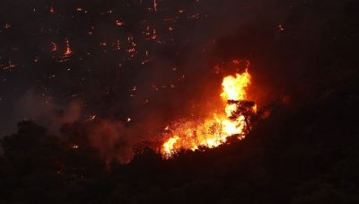 Ολονύχτια η μάχη με τις πυρκαγιές: Μαίνεται το μέτωπο στην Ανατολική Αττική: Ένας νεκρός – Στις φλόγες σπίτια – Εκκενώσεις οικισμών