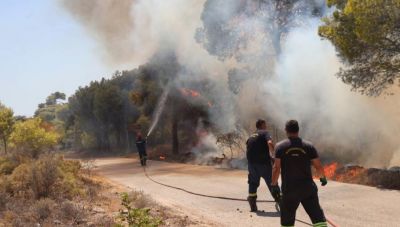 Φωτιά στην Πρέβεζα: Απομακρύνονται ηλικιωμένοι από τη Βρυσούλα – Κάηκαν σπίτια