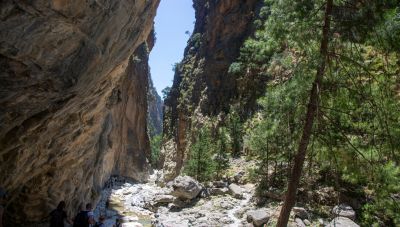 Ολοκληρώθηκε η επιχείρηση μεταφοράς του τραυματία στο φαράγγι της Σαμαριάς – Στο νοσοκομείο Χανίων ο 55χρονος