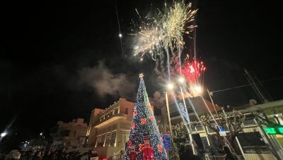 Φωταγωγήθηκαν το Χριστουγεννιάτικο Δέντρο και ο διάκοσμος του Δημοτικού Κήπου στη Νεάπολη 