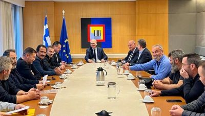 Σε εξέλιξη η συνάντηση Χατζηδάκη - Τσιάρα με αγρότες από την Κρήτη - Πάνω από 100 τα μπλόκα