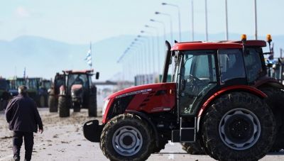 Παραμένουν στα μπλόκα οι αγρότες της Καρδίτσας και των Τρικάλων