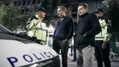 Επίσκεψη Μητσοτάκη σε αστυνομικό έλεγχο - «Εδώ στην κυριολεξία σώζουμε ζωές»