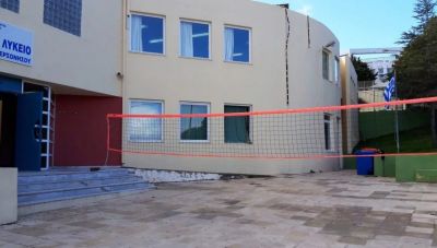 Άγνωστοι προκάλεσαν φθορές στο Λύκειο Χερσονήσου - Σπασμένα τζάμια και μαθήματα εξ αποστάσεως