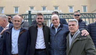 Σύσσωμη η Αυτοδιοίκηση της Κρήτης στην διαμαρτυρία έξω από τη Βουλή - Ζητούν ουσιαστική στήριξη των Δήμων (Φωτο)