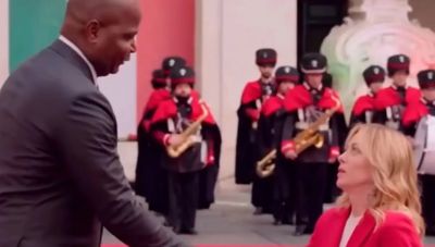  Viral  έγινε η… διαφορά ύψους της Ιταλίδας πρωθυπουργού με τον δίμετρο Πρόεδρο της Μοζαμβίκης