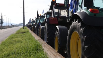 Σκληραίνουν τη στάση τους οι αγρότες: Εκατοντάδες φορτηγά ακινητοποιημένα στον Προμαχώνα, κλείνουν και τα Μάλγαρα