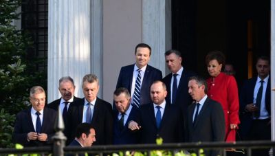 Στο Μαξίμου οι βουλευτές της ΝΔ μετά από κάλεσμα Μητσοτάκη – Ευχές και χαλαρή συζήτηση πριν τις γιορτές