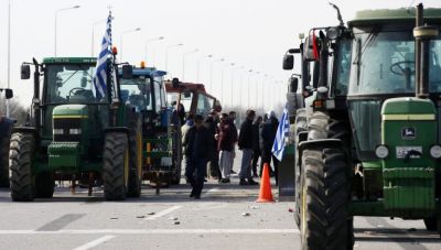 Αγροτικά μπλόκα σε όλη τη χώρα: Ουρές χιλιομέτρων από νταλίκες στα τελωνεία