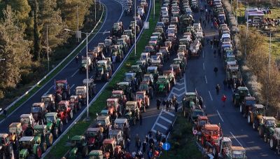 Η κυβέρνηση δεν κλείνει την πόρτα στους αγρότες, αλλά ΄έχει μηδενική ανοχή στο κλείσιμο δρόμων-«Γκάζι» πληρωμών μέχρι τέλος Δεκεμβρίου