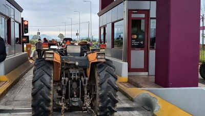 Κλιμακώνονται οι αγροτικές κινητοποιήσεις με φόντο τις γιορτές - Ανοιχτά διόδια, κλειστές διαπραγματεύσεις