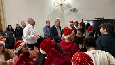 Λότζια: Με παιδικές φωνές και... κάλαντα 