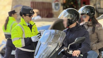 Κρήτη: Με φυλλάδια, συμβουλές και... συγκλονιστικές ιστορίες η Τροχαία συστήνει προσοχή στους οδηγούς (Φωτο)