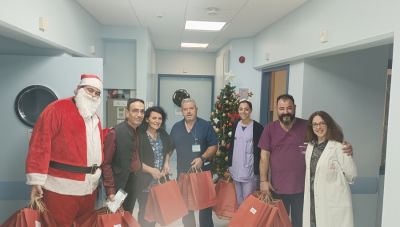 ΠΑΓΝΗ: Οι εργαζόμενοι και ο... Άγιος Βασίλης μοίρασαν δώρα στα παιδιά που νοσηλεύονται (Φωτο)