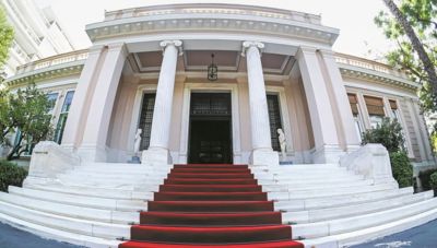 Διχασμένοι οι αγρότες για τα μπλόκα - Σύσκεψη στο Μαξίμου για τη στάση ενόψει Πρωτοχρονιάς