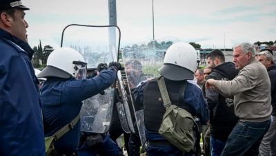 Αγρότες: Ένταση και χημικά στην Κόρινθο-Έσπασαν το μπλόκο της αστυνομίας στις Σέρρες, απέκλεισαν προσωρινά το τελωνείο Ευζώνων