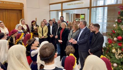 Πρωτοχρονιάτικα κάλαντα και ευχές στον Περιφερειάρχη Κρήτης Σταύρο Αρναουτάκη