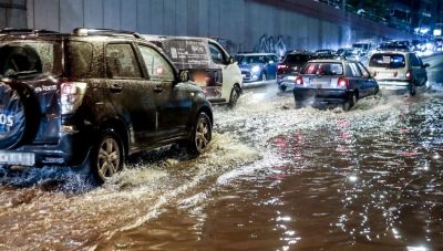 Κακοκαιρία: Πλημμύρες στη Μάνδρα, έκλεισε η Εθνική Αθηνών-Κορίνθου-Δρόμοι ποτάμια και μπαράζ 112