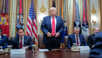 New York Times: Ο Τραμπ γυρίζει την πλάτη στην Ευρώπη, την αντιμετωπίζει σαν εχθρό και την υποβαθμίζει