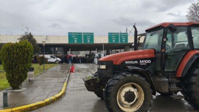 Αμετακίνητοι στους δρόμους οι αγρότες – Σχεδιάζουν μπλόκα μέχρι τις γιορτές