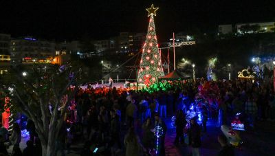Μια λαμπερή φωταγώγηση Χριστουγεννιάτικου Δέντρου στη Λίμνη του Αγίου Νικολάου (φωτο)