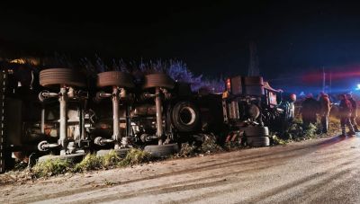 Σοβαρό τροχαίο με ανατροπή φορτηγού στην Ιονία Οδό - Εγκλωβίστηκε ο οδηγός