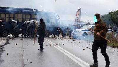 Κρήτη: Αποφασίζουν οι αγρότες για το αποκλεισμένο αεροδρόμιο Ηρακλείου – Στον εισαγγελέα οι συλληφθέντες για τα επεισόδια