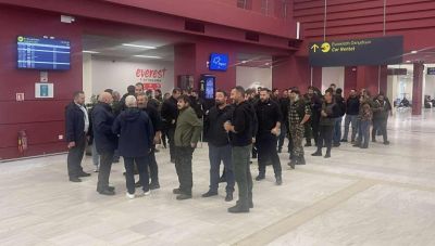 Παραμένουν για δεύτερη νύχτα εντός του αεροδρομίου Χανίων οι αγροτοκτηνοτρόφοι