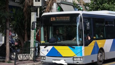 Θεσσαλονίκη: Οδηγός λεωφορείου παρέδωσε γυναικεία τσάντα με πορτοφόλι που περιείχε 1.400 ευρώ