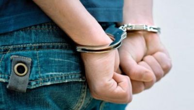Ηράκλειο: Χαστούκισε τη μητέρα του και συνελήφθη - Χειροπέδες σε ανήλικο