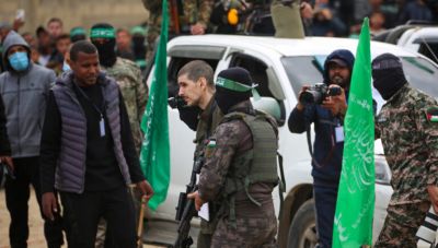 Η Χαμάς δηλώνει έτοιμη να απελευθερώσει δια μιας όλους τους ομήρους κατά την δεύτερη φάση της εκεχειρίας