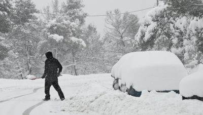 Έφτασε με άγριες διαθέσεις η κακοκαιρία Carol: Τσουχτερό κρύο, χιόνια και θυελλώδεις άνεμοι