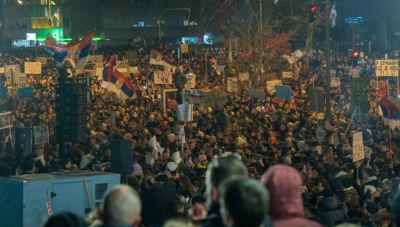Σερβία: Η πόλη του Νόβι Σαντ παραμένει αποκλεισμένη από τους φοιτητές – Η Μαντόνα στηρίζει τους φοιτητές