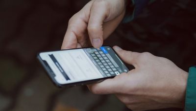 Σκρολάρετε στο κινητό μόλις ξυπνάτε; - Αυτή είναι η ζημιά που προκαλείτε στον εγκέφαλό σας