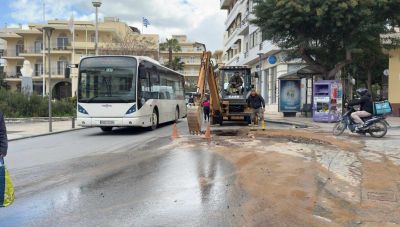Έσπασε αγωγός στην οδό Αγίου Μηνά, προσωρινή διακοπή κυκλοφορίας από το ένα ρεύμα  (φωτογραφίες)