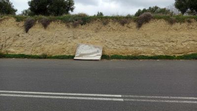 Ένα στρώμα… παγίδα στην άκρη του δρόμου στην Ούλωφ Πάλμε στο Ηράκλειο! (Φώτο)